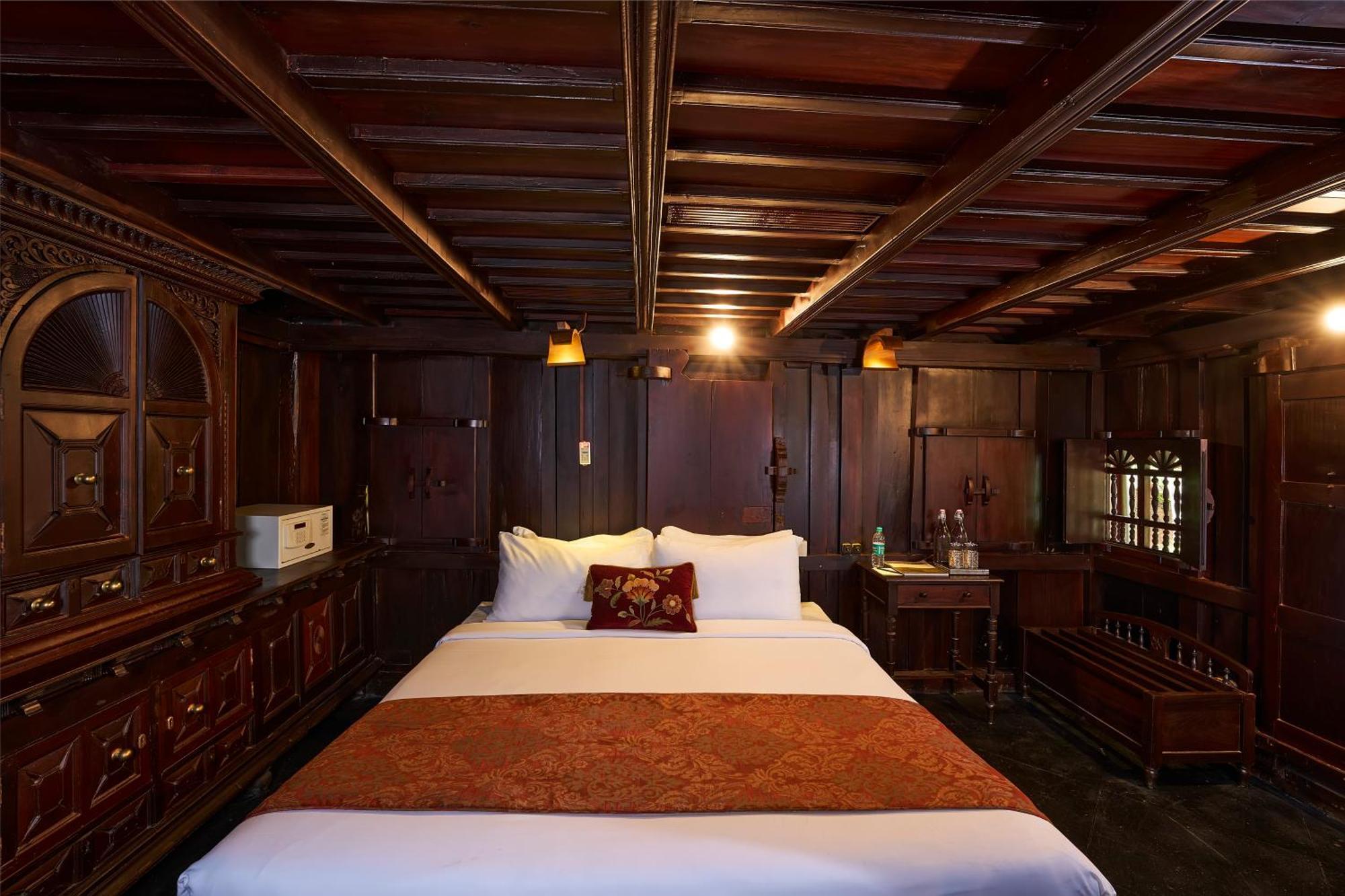 The Leela Ashtamudi, A Raviz Hotel Coulão Exterior foto A bedroom in the hotel