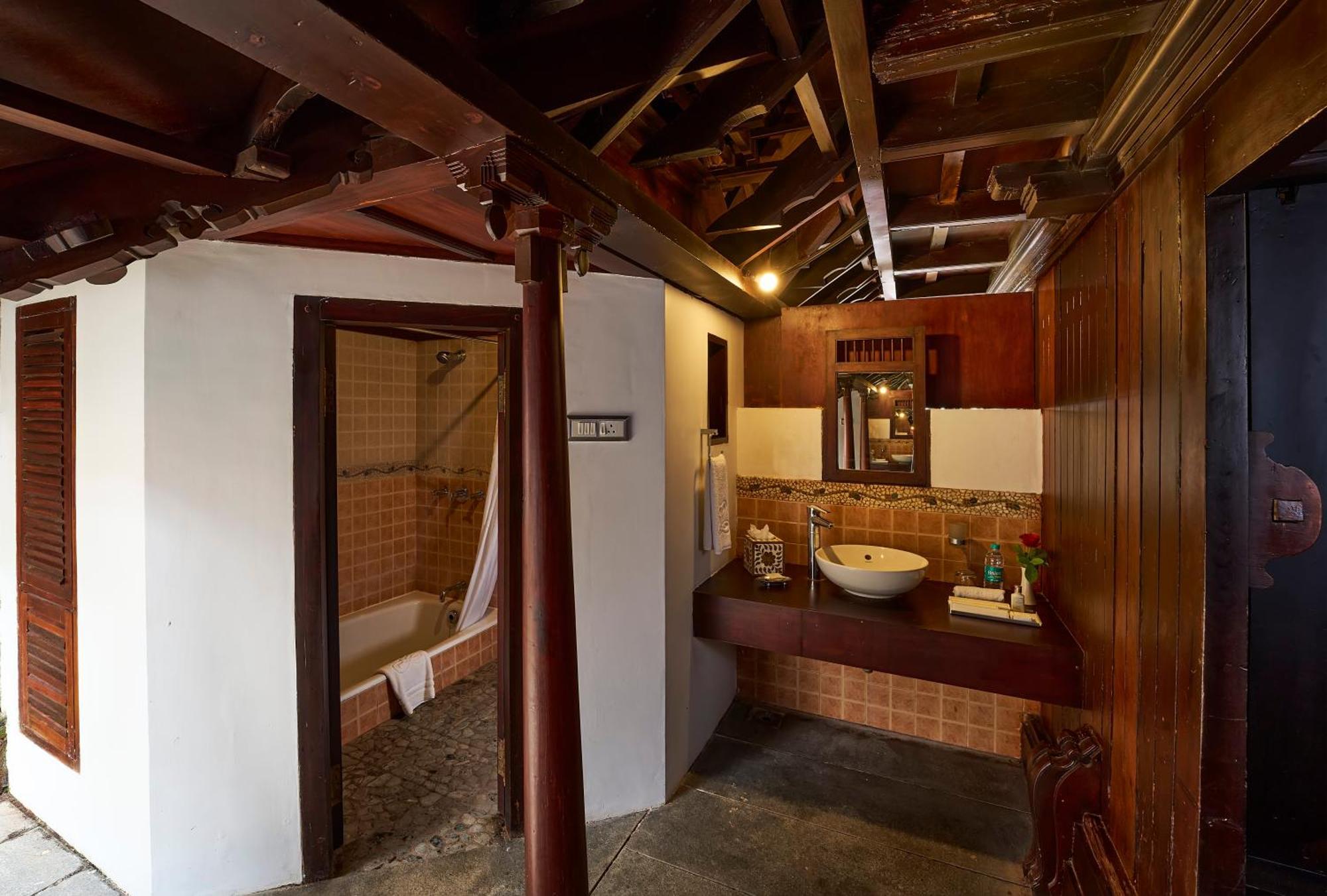 The Leela Ashtamudi, A Raviz Hotel Coulão Exterior foto Bathroom in a houseboat