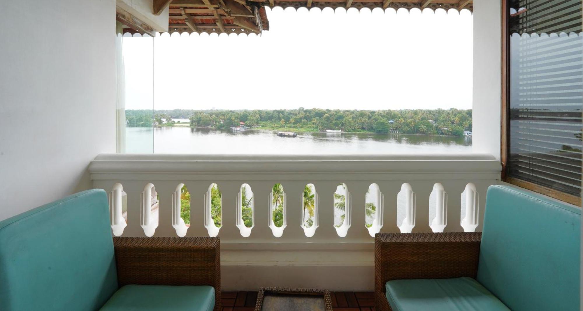 The Leela Ashtamudi, A Raviz Hotel Coulão Exterior foto View of the river from the hotel